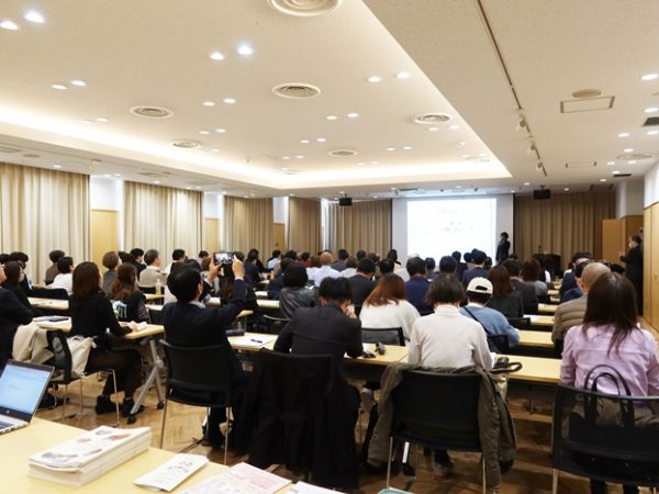 100人定員のところ、聴講希望者が多く、120人が集まった。熱心にメモを取る人も多く、関心の高さを感じた