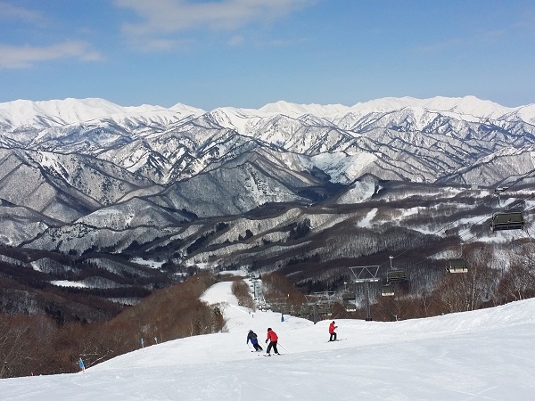 お話をおうかがいした、株式会社オープンハウスグループ 事業開発部長の横瀬寛隆さん。「興味のある方は、ぜひみなかみ町での事業に参画していただきたいですね。みなかみ町は日本海側からひとつ山を挟んでいるため、雪質も良好で、世界有数のパウダースノーと自負しています。自然豊かな町に、ぜひスキーにもいらしてください」