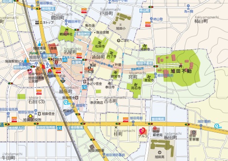 旭田不動の門前町エリア。少し高台に寺があり、その前の道が参道