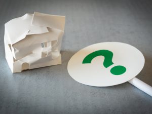 所有者不明土地は土砂崩れなどの被害が生じても対策ができない、用地買取交渉ができず公共事業や復興事業の妨げになるなどの問題がある