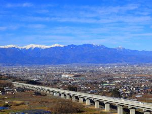 山梨県にはリニア見学センターがあり、走行するリニアを見られる