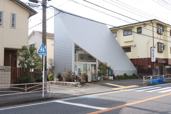 小田原方向へ向かい、左手に見えてくるのが8.5ハウス