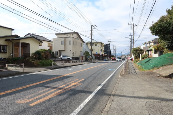 小田原方向へ向かい、左手に見えてくるのが8.5ハウス