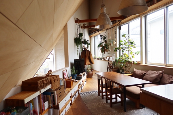 建物の断面図。屋根がイコール壁であるという点がお分かりいただけるだろうか(図面提供:DOG一級建築士事務所)