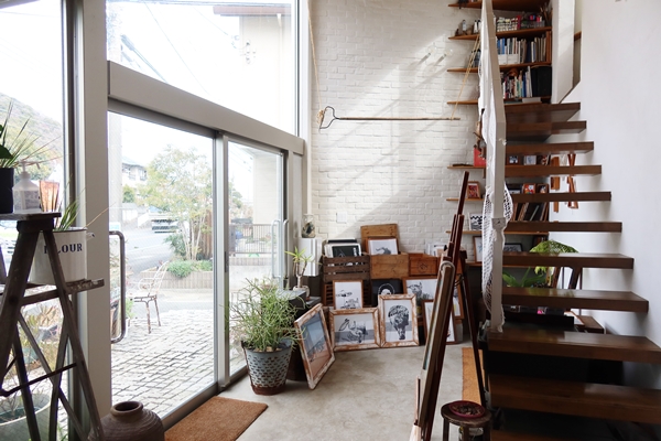 東海道沿いの街並み。ところどころに平屋のいかにも古そうな建物などが残されている