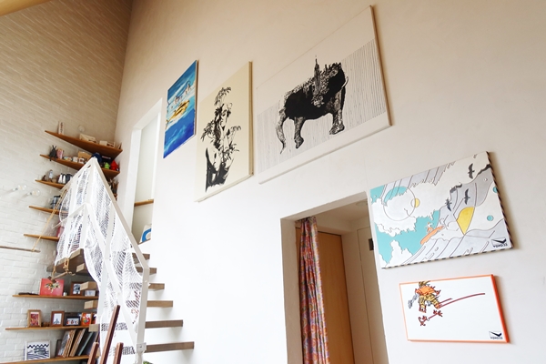 作品と壁画、それぞれに異なる心構えで臨んでいるという乙部さん。右側の2点は江ノ電の壁画制作を手伝ってくれたアーティストの作品