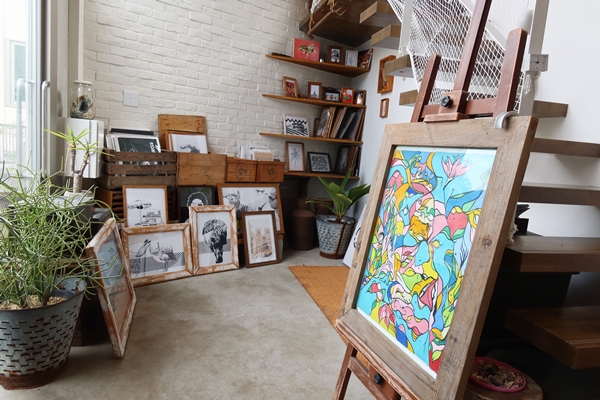 商店街で見かけた2023年オープンの砂糖を使わずに作った季節のフルーツのジャム、パンケーキが評判のカフェ。時間がなく、味わえなかったのが残念