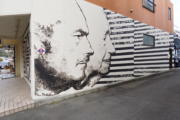 東海道沿いの街並み。ところどころに平屋のいかにも古そうな建物などが残されている