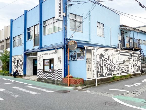 作品と壁画、それぞれに異なる心構えで臨んでいるという乙部さん。右側の2点は江ノ電の壁画制作を手伝ってくれたアーティストの作品