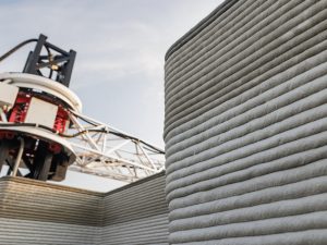 3Dプリンターは、現地に持ち込んでその場で出力する場合と、工場で出力したパーツを運搬して現地で組み立てる2通りに分かれる