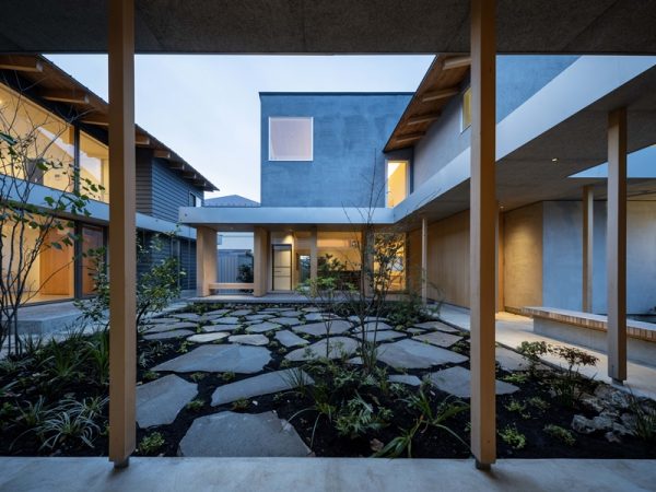 2軒の間取り図。上が1階、下が2階部分。右側のコの字になっているのが小松さん宅