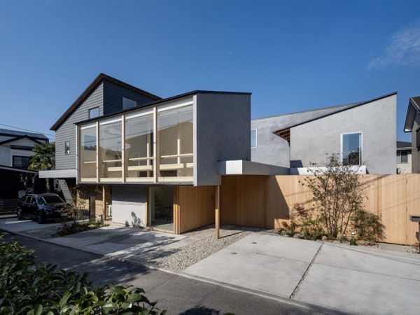 2軒の間取り図。上が1階、下が2階部分。右側のコの字になっているのが小松さん宅