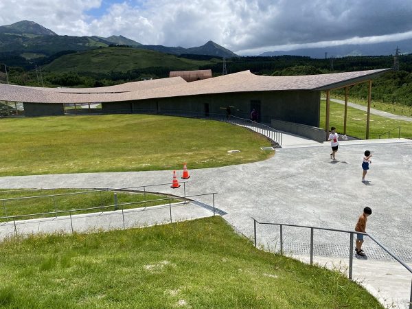 冒頭、賞の主旨について説明する宮沢さん(中央)。既存の賞ではこうして記者を集めての発表はないのだとか