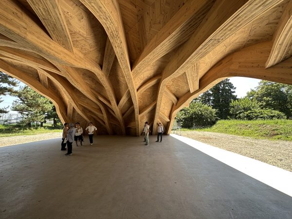 作品について説明する秋吉さん。ぜひ、実物を見に行きたい