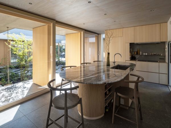 手前左の小松さん宅のリビングは1階にあり、お隣は2階がリビングになっている