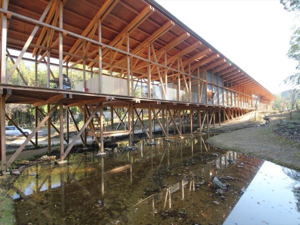 冒頭、賞の主旨について説明する宮沢さん(中央)。既存の賞ではこうして記者を集めての発表はないのだとか