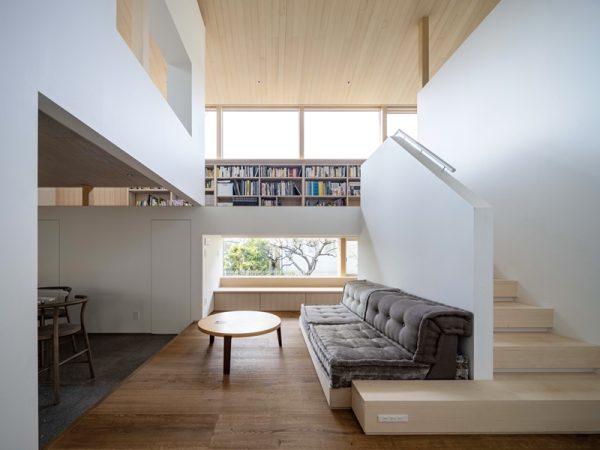 左側の洗面所に立つと裏のお宅の道が目の前に広がる