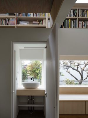 左側の洗面所に立つと裏のお宅の道が目の前に広がる