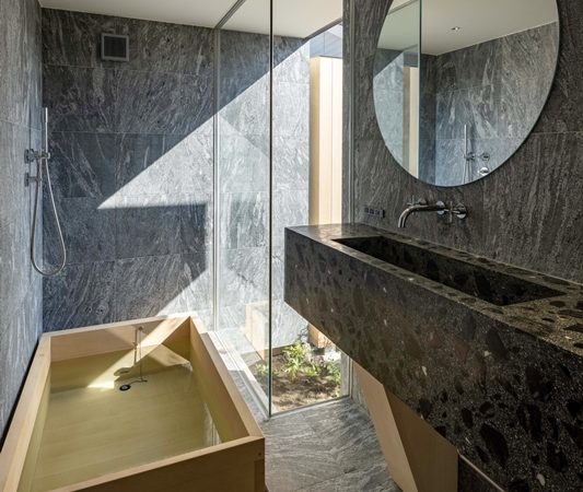 大工さんに勧められたという檜風呂。乾燥させられないことからシャワーブースを別に作った