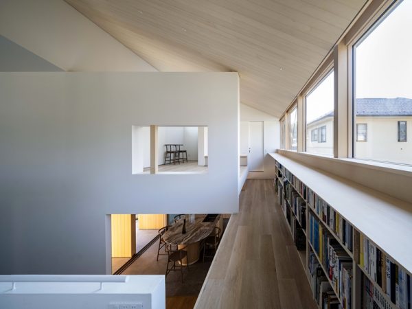 仕切りのない、天井の高い空間。なぜ、暖かいのか、思わず質問してしまった