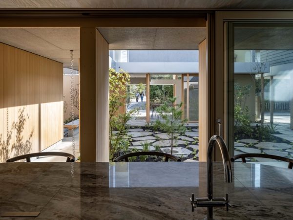 仕切りのない、天井の高い空間。なぜ、暖かいのか、思わず質問してしまった