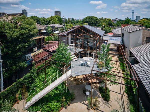 冒頭、賞の主旨について説明する宮沢さん(中央)。既存の賞ではこうして記者を集めての発表はないのだとか