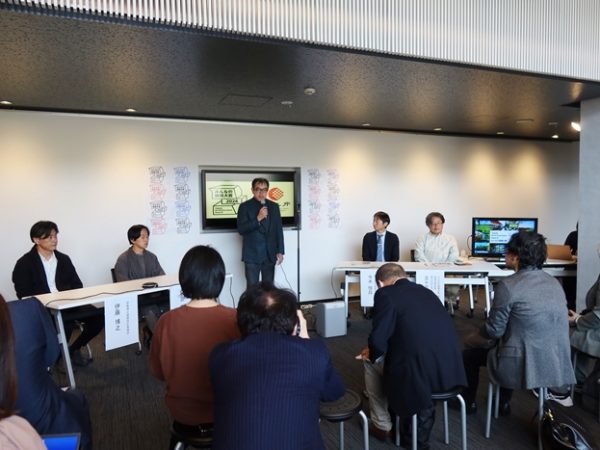 冒頭、賞の主旨について説明する宮沢さん(中央)。既存の賞ではこうして記者を集めての発表はないのだとか