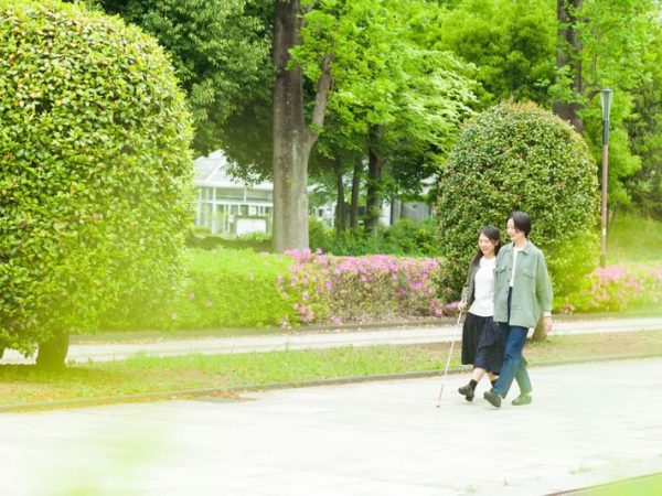 同行ではなく、外出先での情報提供や代読・代筆などの役割も担う同行援護。
視覚障害者のお部屋探しにも同行した高橋さんの経験を伺った