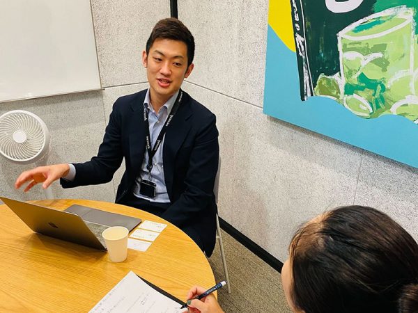 高橋さんは特別支援学級の教諭だったお母さまの影響で、大学では特別支援教育の視覚障害を専攻し、その後一貫して視覚障害者のサポートに携わる道を進んだ