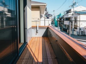 小さなスペースだが住む喜びになってくれそうな2階のバルコニー。木が貼られているので部屋の一部という感覚
