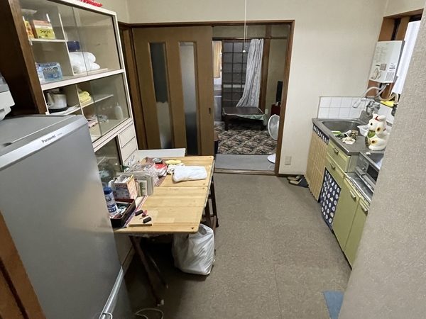 マンションなら単身で購入する人も少なくない。だが、一戸建てとなるとそもそも単身者向け物件がない。ファミリーばかりが対象になるのはおかしいとオルガワークス株式会社の細川裕之さんが提案するのは狭小空き家を単身者向けにリノベーションした住宅、名付けて妄想ホームズだ。
