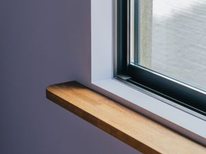 収納として作られている部分は少ないが、使いやすさを考えて作られていることは細部から分かる。これは2階の部屋の窓の脇