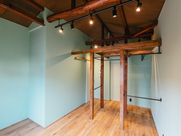 寝室を想定した6畳の紫の部屋。天井が抜いてあるので広く感じる