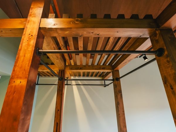 寝室を想定した6畳の紫の部屋。天井が抜いてあるので広く感じる