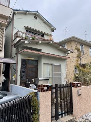 1階の床面積の半分近くを占めるバスルームで。細川さんは家具やアパレルのデザインなどに関わっており、この住宅にもそうしたセンスが感じとれる