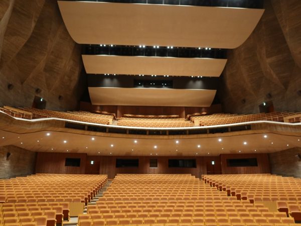 座席の背面にある空調の吹き出し口。極力音を押さえる工夫