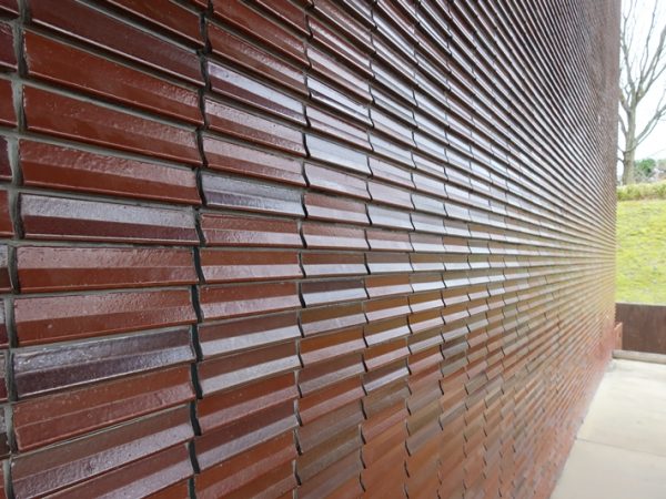 瓦は6社ほどに依頼して作ってもらったそうだが、現在、残っているのはそのうちの1社だけだとか