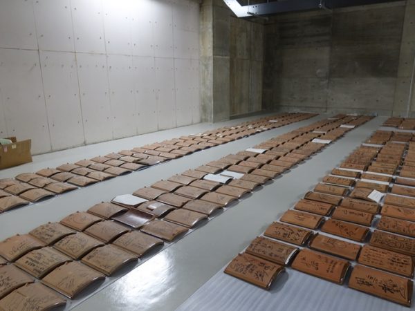 ホワイエ。背後の階段がまるでエッシャーの絵のようだと評判で、これを入れて写真を撮る人が多いそうだ