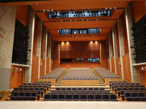 座席の背面にある空調の吹き出し口。極力音を押さえる工夫