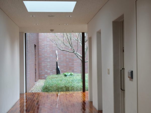 美術館のロビー、ミュージアムショップの前には内藤さんが描かれたグラントワの図面が掲出されている