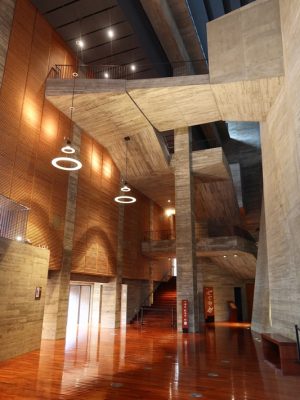 ホワイエ。背後の階段がまるでエッシャーの絵のようだと評判で、これを入れて写真を撮る人が多いそうだ