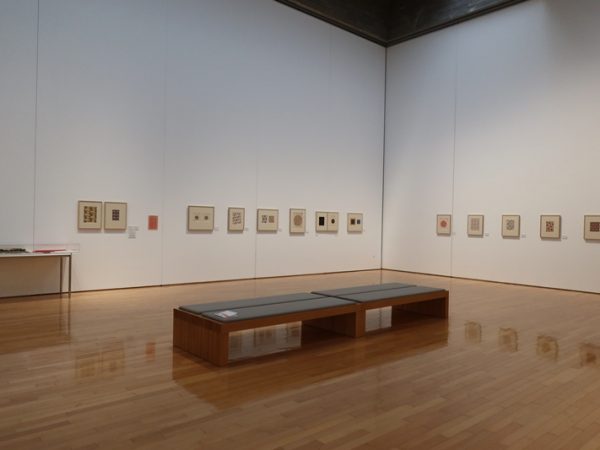 展示室B.この日は収蔵品のドレスが飾られていた