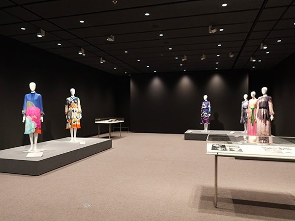 展示室B.この日は収蔵品のドレスが飾られていた