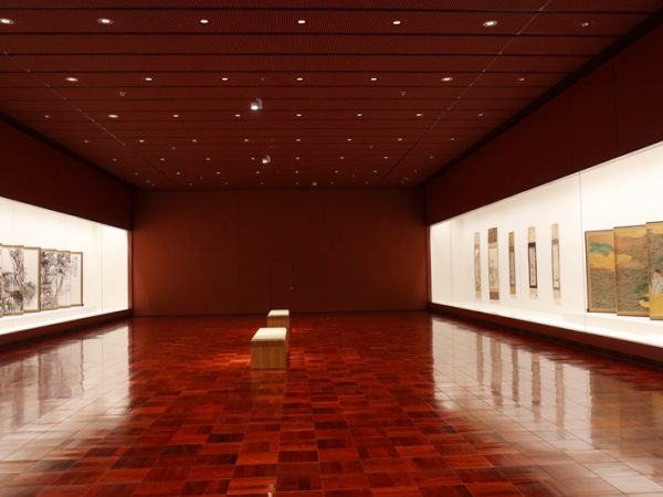 展示室B.この日は収蔵品のドレスが飾られていた