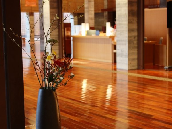 展示室B.この日は収蔵品のドレスが飾られていた