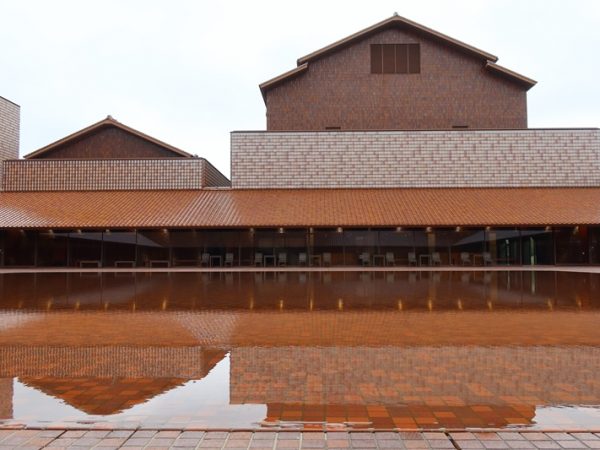 瓦は6社ほどに依頼して作ってもらったそうだが、現在、残っているのはそのうちの1社だけだとか