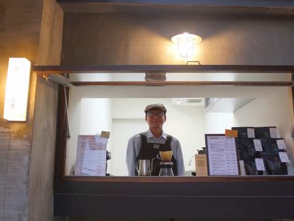 外の看板で「MEMBER’S SHOP」のオープン状況が分かる。ベトナム料理、焼き菓子とケーキ、ラテンスパイス料理、発酵おかずのお店、自家焙煎コーヒーという多様なラインナップ