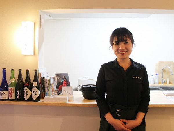 外の看板で「MEMBER’S SHOP」のオープン状況が分かる。ベトナム料理、焼き菓子とケーキ、ラテンスパイス料理、発酵おかずのお店、自家焙煎コーヒーという多様なラインナップ