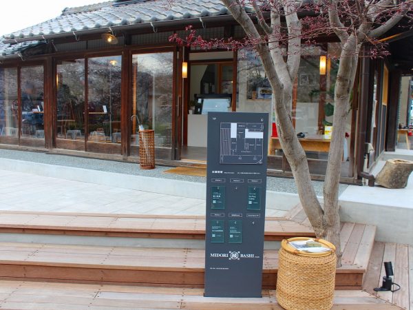 外の看板で「MEMBER’S SHOP」のオープン状況が分かる。ベトナム料理、焼き菓子とケーキ、ラテンスパイス料理、発酵おかずのお店、自家焙煎コーヒーという多様なラインナップ