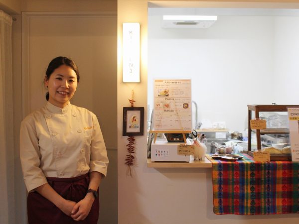 外の看板で「MEMBER’S SHOP」のオープン状況が分かる。ベトナム料理、焼き菓子とケーキ、ラテンスパイス料理、発酵おかずのお店、自家焙煎コーヒーという多様なラインナップ